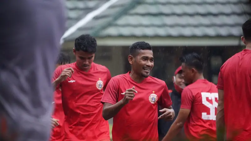 Ramdani Lestaluhu (tengah) dalam latihan perdana Persija Jakarta menyambut Piala Menpora.