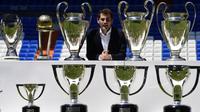 Iker Casillas berpose dengan trofi juara yang pernah diraihnya bersama Real Madrid saat setelah menyampaikan salam perpisahan di Stadion Santiago Bernabeu, Madrid. (13/7/2015). (AFP/Javier Soriano)