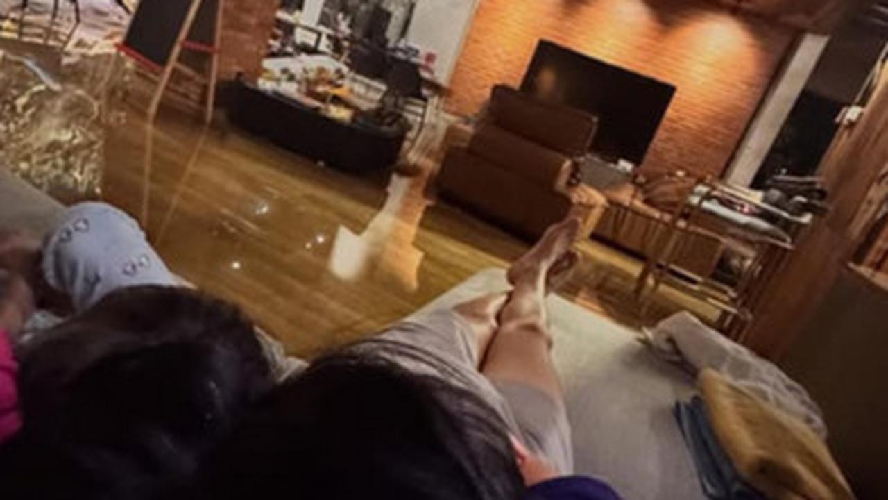 Potret Rumah Mewah Baim Wong Perdana Kebanjiran, Kiano dan Kenzo Bingung tapi Tetap Senyum - Mengerti Rasanya Kehilangan