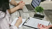 Surrender Adalah: Arti, Makna dalam Berbagai Konteks dan Contoh Penggunaannya
