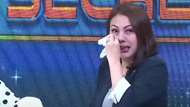 Febby Carol tak tahan menahan air mata saat menceritakan kelelahannya dalam menghidupi sang ibunda dalam acara rumpi no secret (Sumber:YouTube/TRANS TV Official)