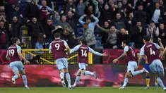 Pemain Burnley Connor Roberts (tengah) merayakan golnya ke gawang Southampton di depan para penggemar pada pertandingan Liga Inggris di Turf Moor, Burnley, Inggris, 21 April 2022. Burnley menang 2-0. (Oli SCARFF/AFP)