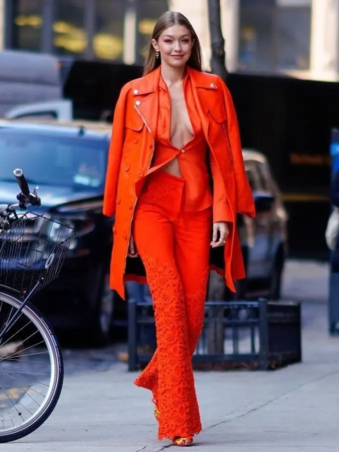 Gigi Hadid Pakai Outfit Serba Oranye yang 'Berbahaya'