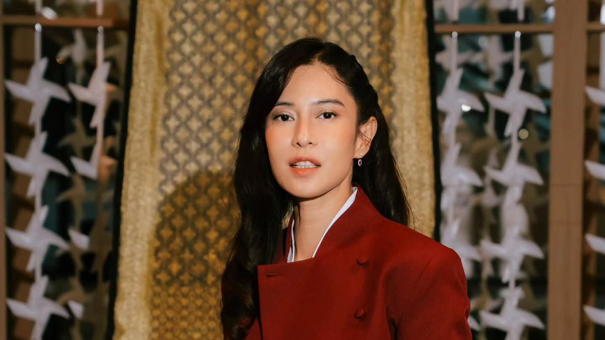 Statement Look Dian Sastrowardoyo Padukan Cropped Beskap dan Ripped Jeans, Hadirkan Pesona Kartini yang Edgy
