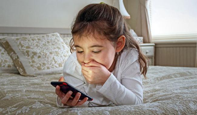 Sosial media bisa berpengaruh buruk buat kesehatan fisik maupun psikis anak | Photo: Copyright Thinkstockphotos.com