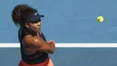 Petenis Jepang Naomi Osaka melakukan pukulan backhand saat bertanding melawan Serena Williams dari Amerika Serikat selama semifinal kejuaraan tenis Australia Terbuka di Melbourne, Australia, Kamis (18/2/2021). Osaka menang atas Serena Williams dengan skor 6-3 6-4. (AP Photo/Hamish Blair)