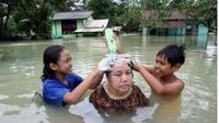 6 Kelakuan Emak-emak saat Banjir Ini Santainya Kelewatan (sumber: 1cak)