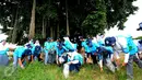 Sebanyak 250 siswa dari 70 sekolah Adiwiyata di 10 provinsi di Indonesia memungut sampah di Alun-Alun Kidul, Yogyakarta (29/4). Kegiatan tersebut dalam rangka memperingati Hari Bumi yang jatuh pada 22 April. (Liputan6.com/Eko)