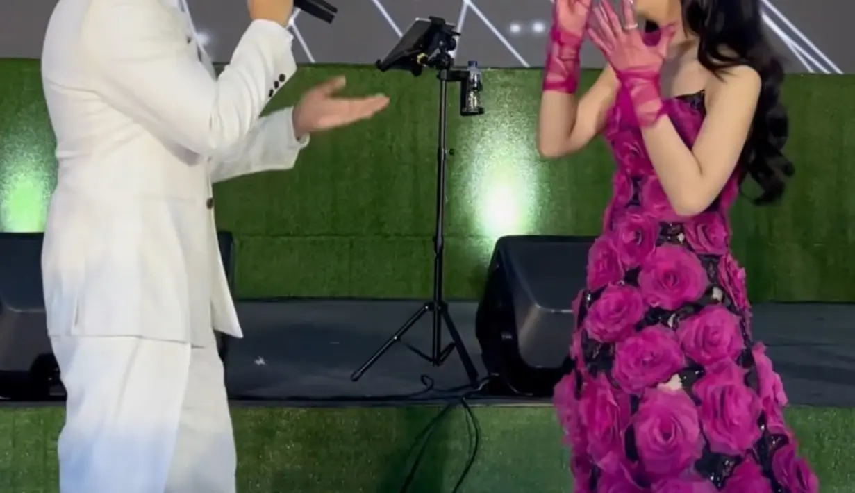 Rambut panjang hitam dibiarkan terurai bergaya wavy. Ia pun memilih tanpa mengenakan aksesori. [@randymartinnn]