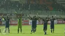 Pemain Persib menyapa suporter usai menumbangkan Semen Padang di laga perebutan tempat ketiga Piala Presiden 2017 di Stadion Pakansari, Kab Bogor, Sabtu (11/3). Persib unggul 1-0. (Liputan6.com/Helmi Fithriansyah) 