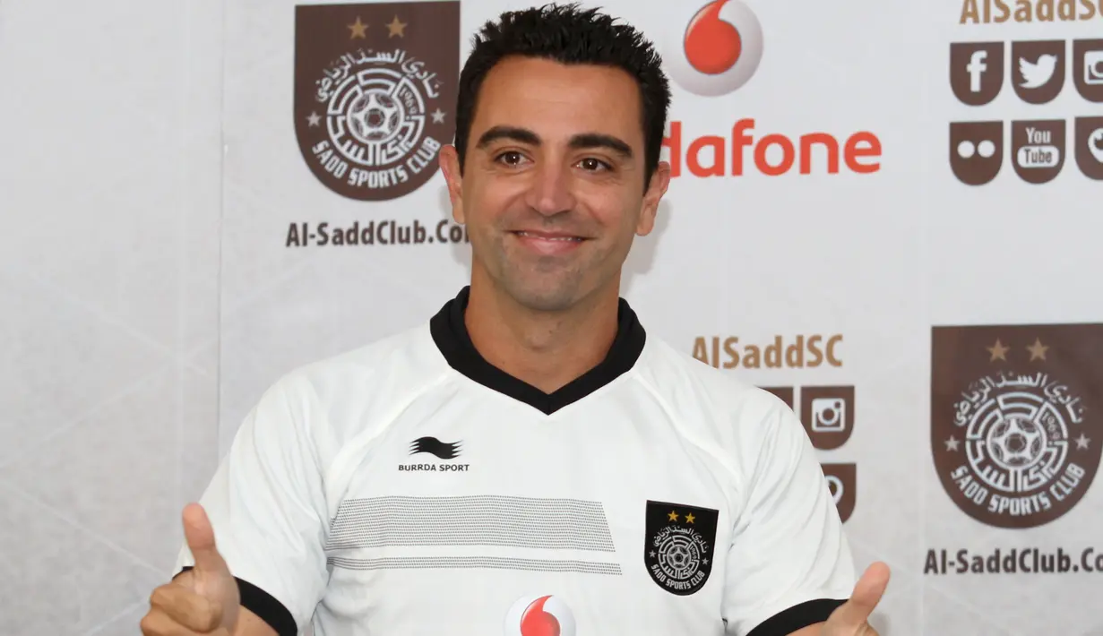 Gelandang baru Al Sadd, Xavi Hernandes tersenyum kepada awak media usai konferensi pers setelah tanda tangan kontrak bersama Al Sadd di Doha, Qatar, Kamis (11/6/2015). Xavi Hernandes akan dikontrak selama dua musim oleh Al Sadd.(Reuters/Naseem Zeitoon)