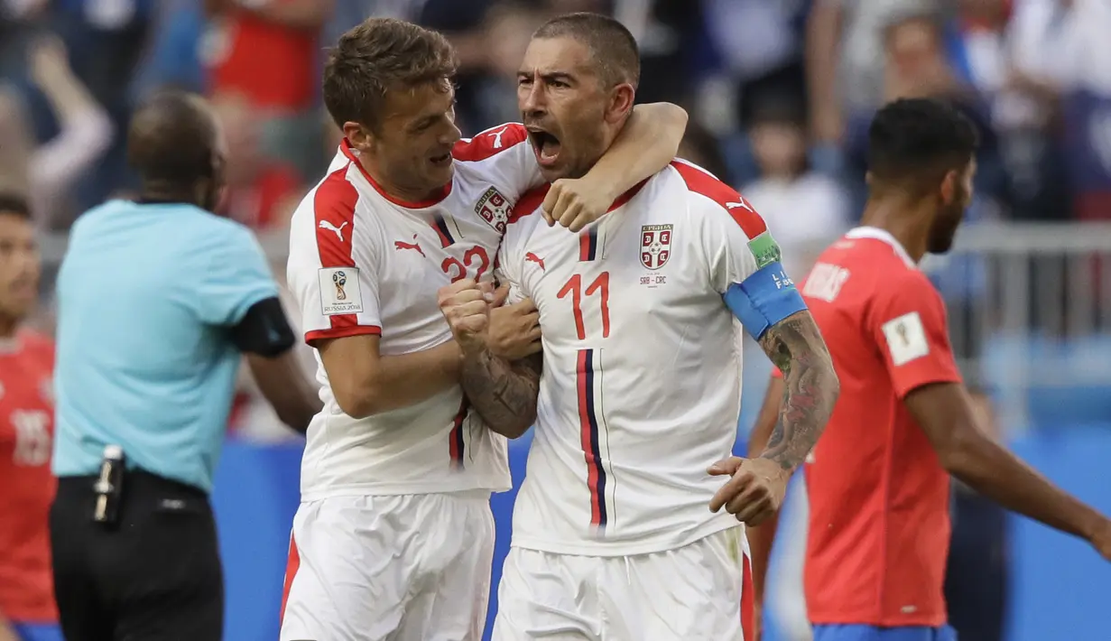 Ekspresi pemain Serbia, Aleksandar Kolarov (kanan) merayakan golnya ke gawang Kosta Rika pada laga grup E Piala Dunia 2018 di Samara Arena, Samara, Rusia, (17/6/2018). Serbia menang 1-0. (AP/Mark Baker)