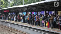 Penumpang menunggu rangkaian KRL di Stasiun KRL Commuter Line Sudirman, Jakarta, Jumat (30/12/2022). Sebelumnya, PT Kereta Commuter Indonesia (KCI) mengatakan, hingga saat ini, kenaikan tarif Commuter Line atau Kereta Rel Listrik (KRL) masih dalam pembahasan antara KCI dan pemerintah. (Liputan6.com/Faizal Fanani)