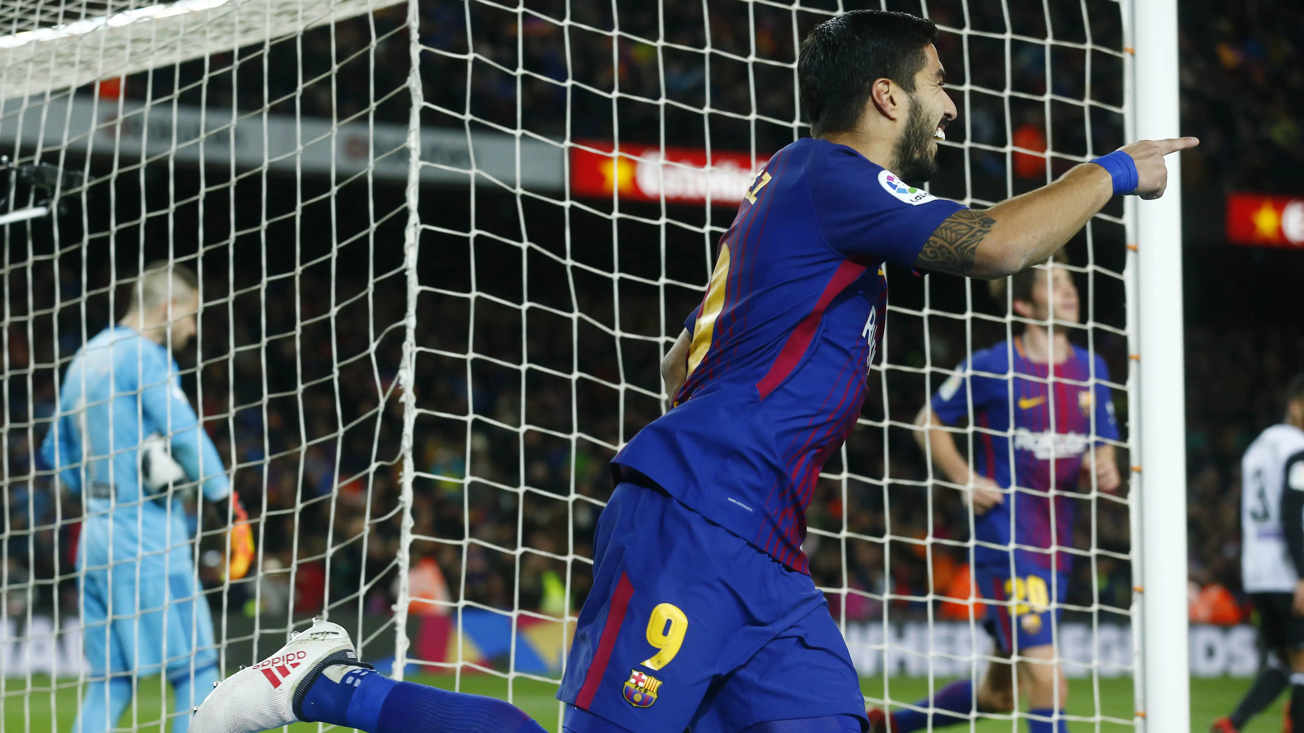 Striker Barcelona, Luis Suarez, melakukan selebrasi usai mencetak gol ke gawang Valencia pada laga leg pertama semifinal Copa Del Rey di Stadion Camp Nou, Jumat (2/2/2018). Barcelona menang 1-0 atas Valencia. (AP/Manu Fernandez)