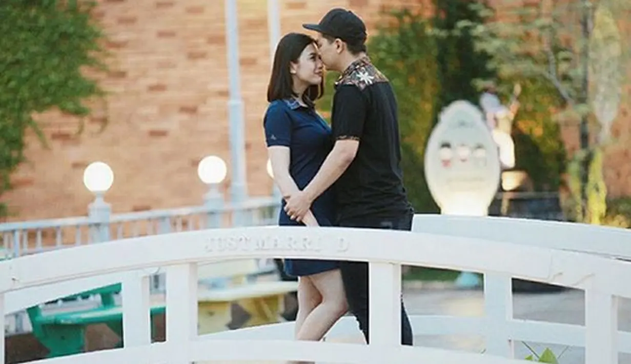 Kalau dilihat dari kepsyen yang disertakan dalam foto ini, orang tua dari Natusha ini tengah berada di Bangkok, Thailand. Mereka sedang merayakan hari ulang tahun pernikahannya yang ke-2 tahun. (Instagram/glennalinskie)