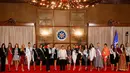 Para kontestan Miss Universe 2016 foto bersama dengan Presiden Filipina, Rodrigo Duterte di Istana Presiden Manila, Filipina (23/1). (AFP Photo/Ted Aljibe)