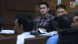 Gubernur nonaktif Jambi, Zumi Zola menyimak keterangan saksi saat menjalani sidang lanjutan kasus dugaan menerima gratifikasi dan suap di Pengadilan Tipikor Jakarta, Kamis (6/9). Sidang menghadirkan 10 orang. (Liputan6.com/Helmi Fithriansyah)