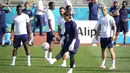 Para pemain Swiss menghadiri sesi latihan di Stadion Petrovsky, St. Petersburg, Rusia, Kamis (1/7/2021). Swiss akan menghadapi Spanyol pada pertandingan perempat final Euro 2020. (AP Photo/Dmitri Lovetsky)