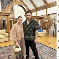Menjadi istri diplomat Indonesia di Amerika Serikat, Enzy Storia kerap menghadiri agenda-agenda penting. Kali ini, ia tampak menawan dalam balutan kain batik yang dikreasikan sedemikian rupa menghadirkan kesan etnik sekaligus modern. [Foto: Instagram/ Ivan Gunawan]