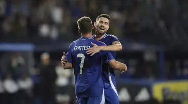 Gelandang Italia Davide Frattesi berselebrasi dengan Jorginho setelah mencetak gol pembuka timnya ke gawang Bosnia-Herzegovina dalam laga uji coba internasional terakhir jelang Euro 2024 di Stadio Carlo Castellani, Senin (10/6/2024) dini hari WIB. (Massimo Paolone/LaPresse via AP)