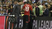 Ashley Young hanya bertahan 11 menit di lapangan karena mengalami cedera dalam pertandingan Celta Vigo menghadapi Manchester United (4/5/2017). (Reuters)