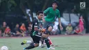 Pemain Timnas Indonesia U-16, David Maulana saat mengecoh penjaga gawang Persija Pusat U-16 di Lapangan Atang Sutresna, Jakarta, Selasa (4/7). Latih tanding ini persiapan akhir jelang Piala AFF U-15 Thailand, 9-22 Juli. (Liputan6.com/Helmi Fithriansyah)