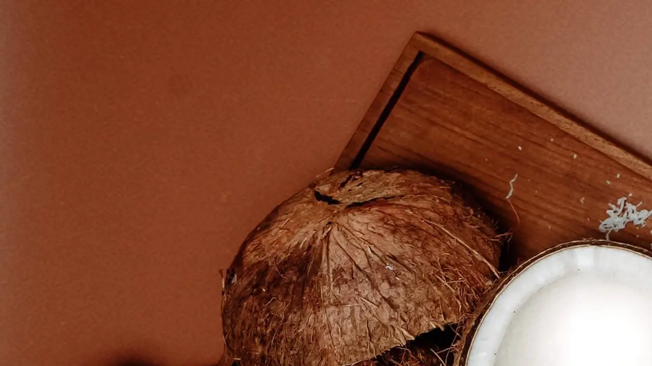 Sangat Praktis, Ini Cara Keluarkan Daging Kelapa dari Tempurung Tanpa Diiris