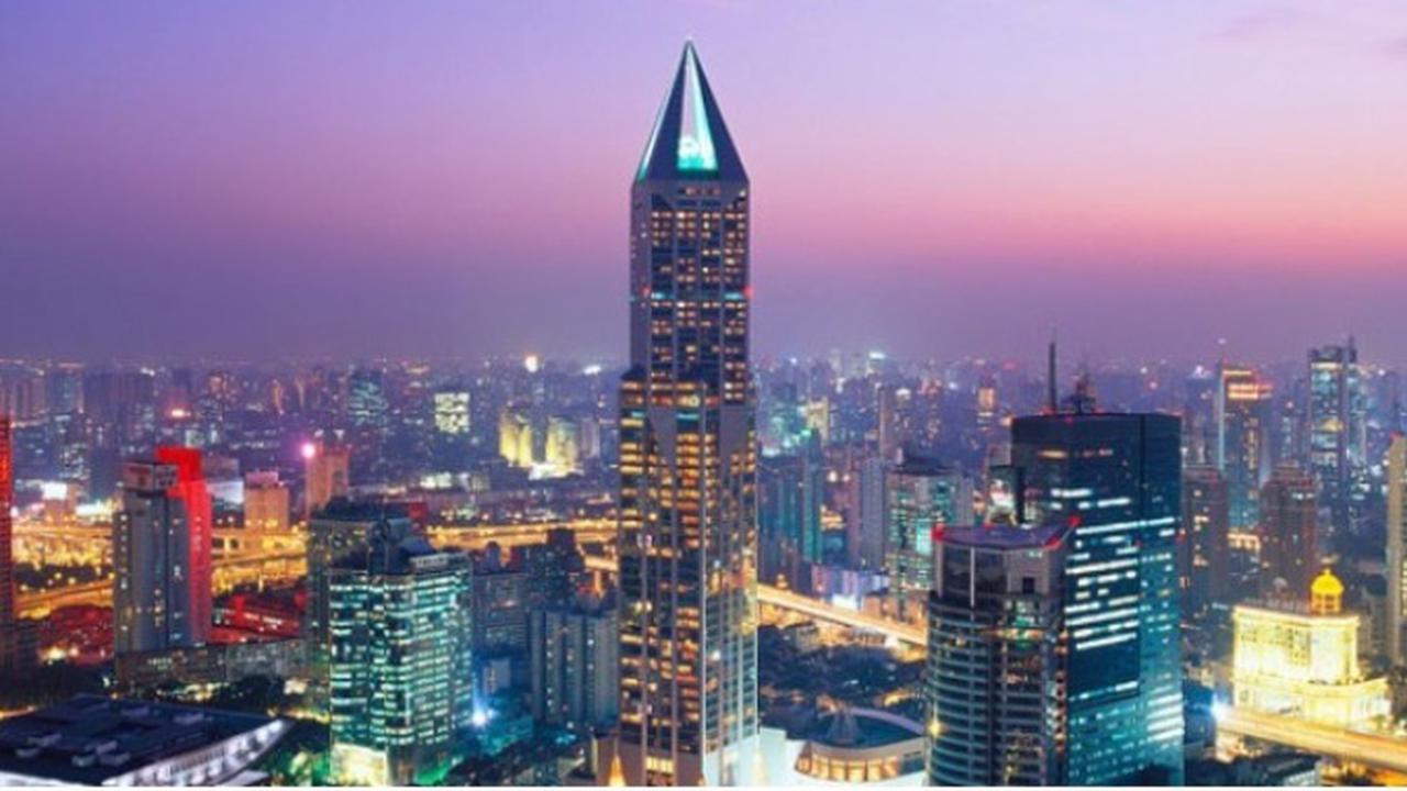 Hotel JW Marriott di Gedung Tomorrow Squarea, Shanghai, Tiongkok  ini menjadi tempat perpustakaan tertinggi di dunia.Gemar Baca, Yuk Kunjungi Perpustakaan Tertinggi di Dunia 