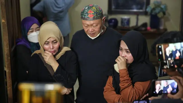 Para pemain Si Doel Anak Sekolahan Melayat mendiang Aminah Cendrakasih. (Liputan6.com)