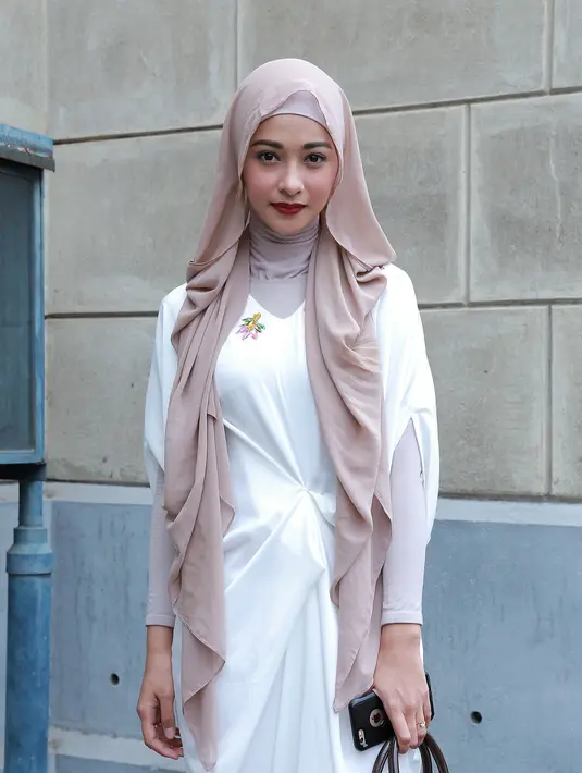 Poppy Bunga tampil cantik dan elegan dengan busana putihnya senada dengan konsep pernikahan Glenn Alinskie dan Chelsea Olivia. (Galih W. Satria/Bintang.com)