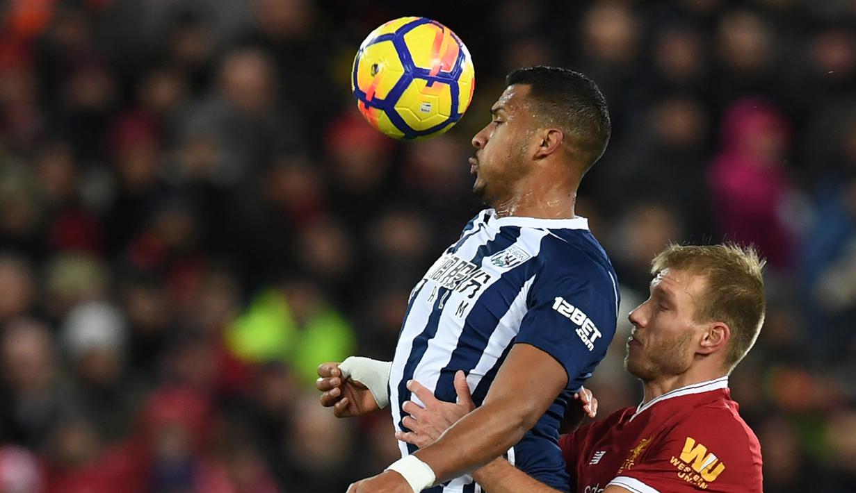 Pemain Liverpool, Ragnar Klavan (kanan) membayangi pergerakan pemain West Bromwich, Salomon Rondon pada lanjutan Premier League di Anfield, Liverpool, (13/12/2017). Liverpool bermain imbang 0-0. (AFP/Paul Ellis)