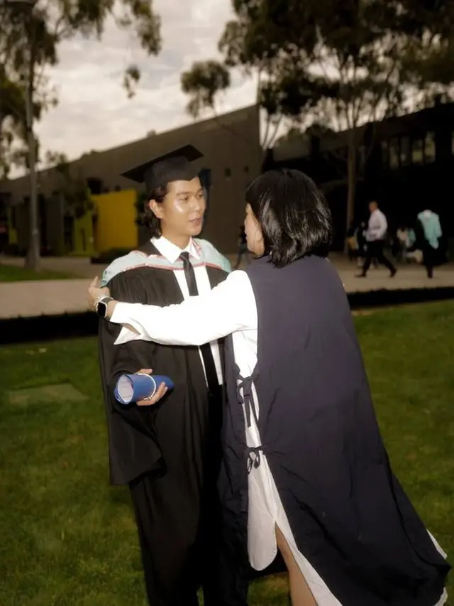 Iqbaal Ramadhan pamer kelulusan dari universitas terbaik di Australia, pamer wajah bahagia dengan toga