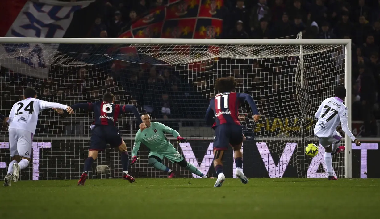 David Okereke dari Cremonese (kanan) mencetak gol lewat titik penalti ke gawang Bologna pada pertandingan lanjutan Liga Italia di Stadion Renato Dall'Ara di Bologna, Italia, Selasa (24/1/2023). Hasil imbang tidak mengubah posisi Cremonese di dasar klasemen dengan poin 8. (Massimo Paolone/LaPresse via AP)