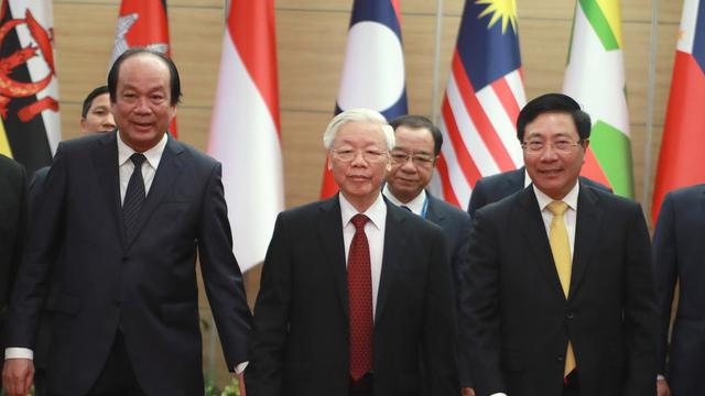 Sekretaris Jenderal Vietnam Nguyen Phu Trong (tengah) tiba di tempat KTT ASEAN online di Hanoi, Vietnam Kamis, 12 November 2020. (AP Photo / Hau Dinh)