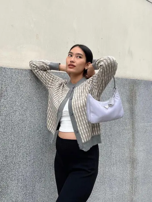 Meski perutnya kian membesar, Alika tak jarang mengenakan crop top. Seperti potret ini, ia memadukan crop top putih dengan cardigan dan celana cutbray hitam.  (Instagram/alikaislamadina).