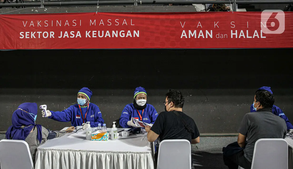 Petugas medis memeriksa kondisi kesehatan pelaku sektor jasa keuangan saat pelaksanaan vaksinasi COVID-19 di Lapangan Tennis Indoor Senayan, Jakarta, Rabu (16/6/2021). Untuk tahap awal, vaksin akan diberikan kepada 10 ribu pelaku sektor jasa keuangan di Jakarta. (Liputan6.com/Faizal Fanani)