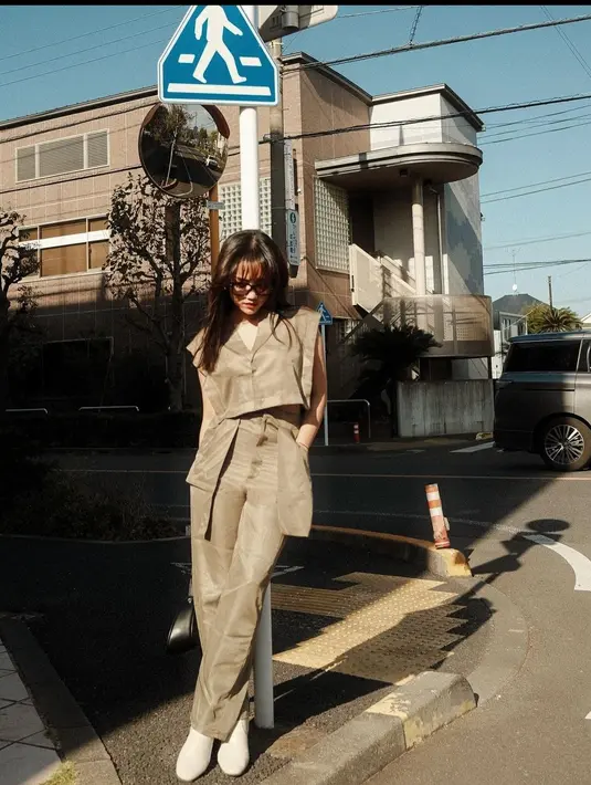 Menambah kesan cantik, Fuji memilih menggerai rambut panjangnya