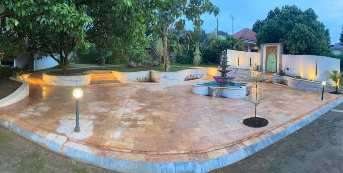 5 Potret Taman Super Luas Rumah Atalarik Syach, Ada Air Mancur Tambah Kesan Estetik - Banyak Pohon Rindang
