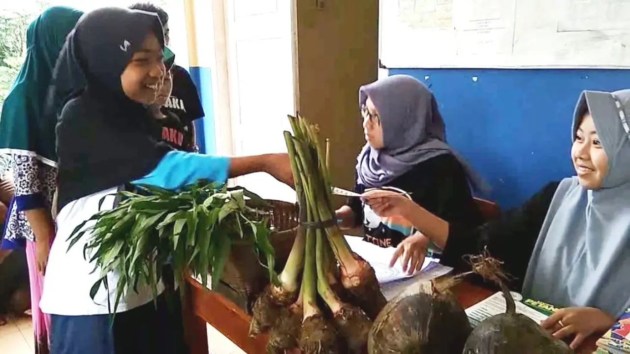 Senyum calon siswa sekolah alam MTs Pakis, Cilongok, Banyumas mengembang menerima kartu registrasi hanya dengan membayar memakai hasil bumi. (Foto: Liputan6.com/Muhamad Ridlo)