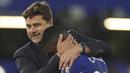 Pelatih Chelsea, Mauricio Pochettino, memeluk Moises Caicedo setelah laga melawan Luton Town di Stadion Stamford Bridge pada laga pekan ketiga Premier League, Sabtu (26/8/2023). Hasil postif kontra Luton Town menjadi tiga poin pertama Chelsea di Premier League musim ini. Dalam dua pertandingan sebelumnya, The Blues ditahan 1-1 Liverpool dan menelan kekalahan 1-3 dari West Ham United. (AFP/Henry Nicholls)