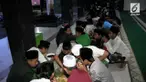 Salah satu pesantren di Salatiga memiliki tradisi makan bersama di atas tampah atau ambengan. Makanan berasal dari sumbangan warga yang dikumpulkan oleh para santri
