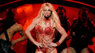 Penyanyi Britney Spears sukses memanaskan panggung Billboard Music Awards (BBMA) 2016 di T-Mobile Arena, Las Vegas, Minggu (22/5). Britney Spears membuka penampilannya itu dengan membawakan "Work, Bitch". (Kevin Winter/GETTY IMAGES NORTH AMERICA/AFP)
