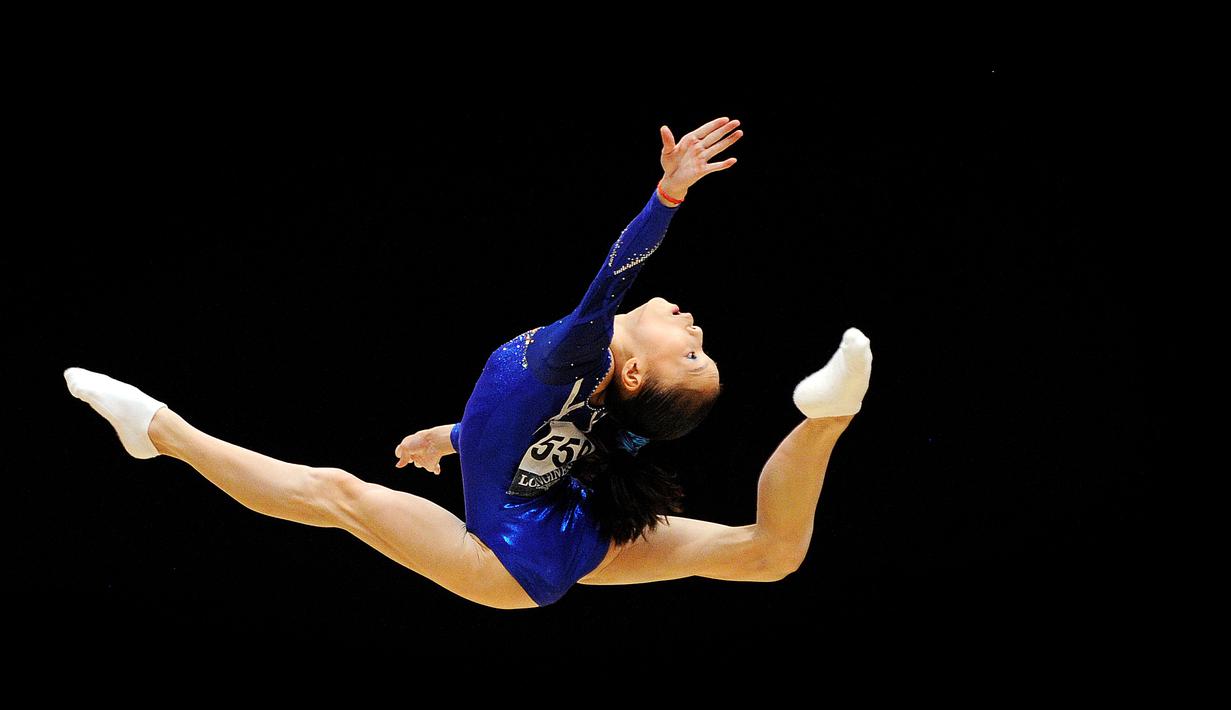 Pesenam putri Tiongkok,  Shang Chunsong, beraksi di nomor lantai dalam final All-Around Wanita Kejuaraan Dunia Senam Artistik 2015 di Hydro Arena, Glasgow, Skotlandia, (29/10/2015). (AFP Photo/Andy Buchanan)