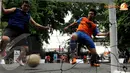 Salah seorang pemain dari peserta lomba berhasil menjebol gawang tim lawannya di ajang 3 on 3 Futsal Challenge Road to BPL (Liputan6.com/Andrian Martinus)