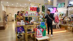 Pengunjung memilih Merchandise Piala Dunia U-17 di Surabaya Kriya Gallery (SKG) Siola yang terletak di Jalan Tunjungan, Surabaya. (Bola.com/Bagaskara Lazuardi)