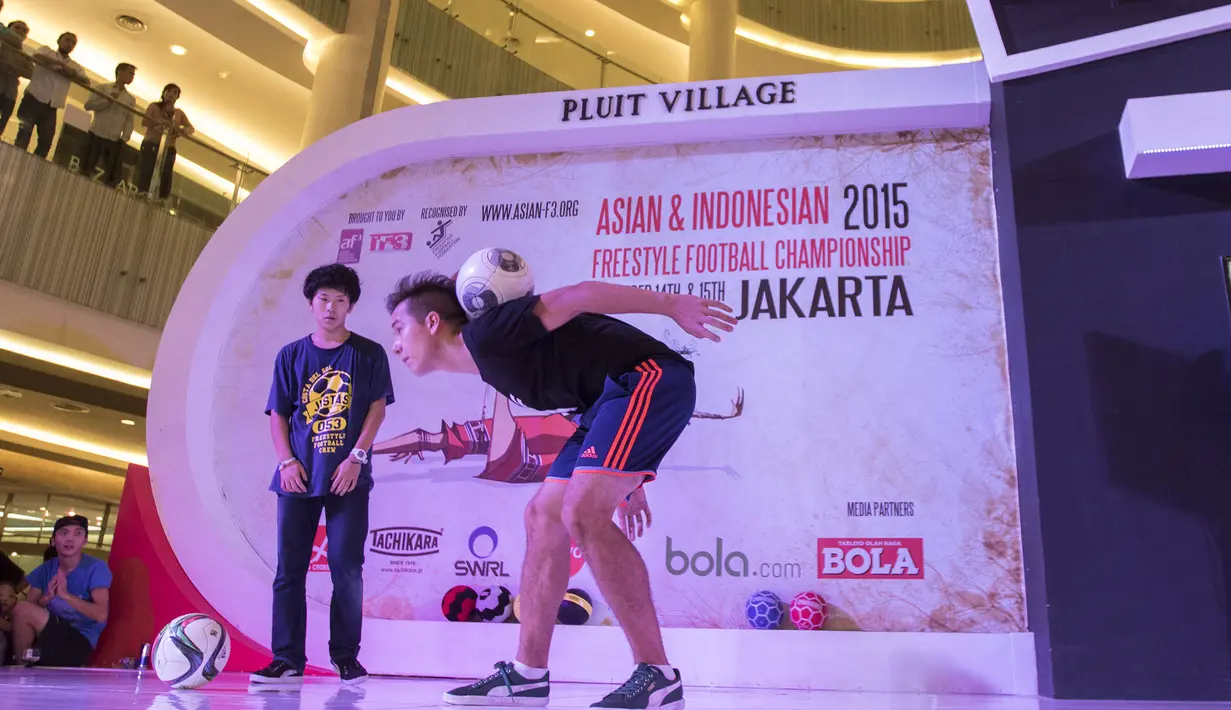 Freestyler Filipina, PWG, yang merupakan juara bertahan hanya mampu berada di peringkat kedua pada Asian Freestyle Football Championship 2015 di Pluit Mall, Jakarta, Minggu (15/11/2015). (Bola.com/Vitalis Yogi Trisna)