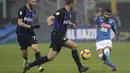 Penyerang Napoli, Lorenzo Insigne, menendang bola saat melawan Inter Milan pada laga Serie A di Stadion San Siro, Rabu (26/12). Inter Milan menang 1-0 atas Napoli. (AP/Luca Bruno)