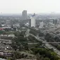 Langit mendung menyelimuti gedung bertingkat dan pemukiman warga di Jakarta Selatan, Jumat (17/4/2020). Memasuki minggu pertama Pembatasan Sosial Berskala Besar (PSBB) DKI Jakarta, kualitas udara mulai membaik karena mobilitas kendaraan bermotor menurun hampir 70 persen. (merdeka.com/Dwi Narwoko)