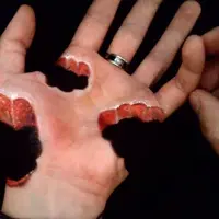 Seniman Perancis membuat seni body painting yang 'merusak' tangannya sendiri. (Via: youtube.com)