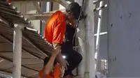Detik-Detik Polisi Gagalkan Aksi Bunuh Diri di JPO Mega Bekasi Hypermall